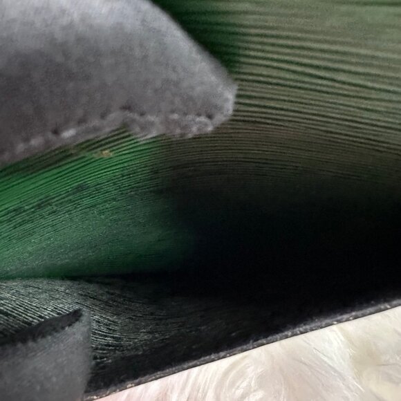 Authentic Louis Vuitton Saint Cloud GM Epi Leather Crossbody Shoulder Bag - Picture 14 of 14